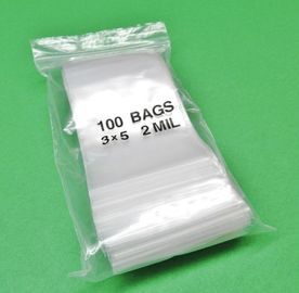 Plastikowe ciężkie torby z zamkiem błyskawicznym, opakowanie z ubraniami. Jasne torby z zamkiem błyskawicznym