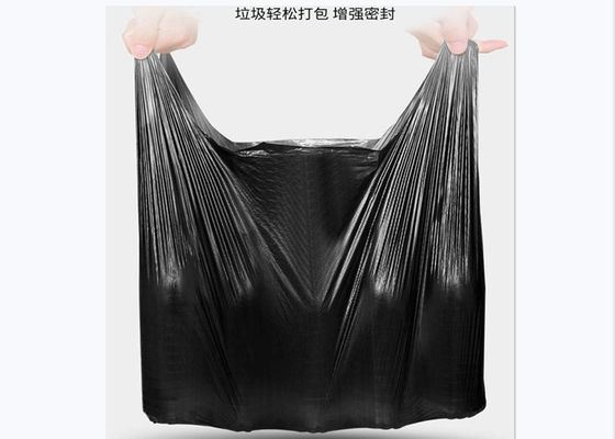 Plastikowy worek na śmieci z czarnej kamizelki